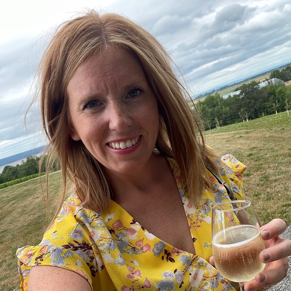 Meet your Posher, Jennifer - Picture 3 of 3